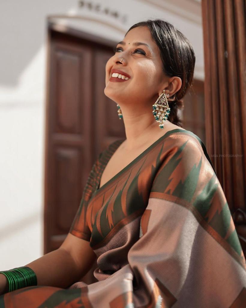 KP CREATION Elegant Geometric Silk Saree Collection