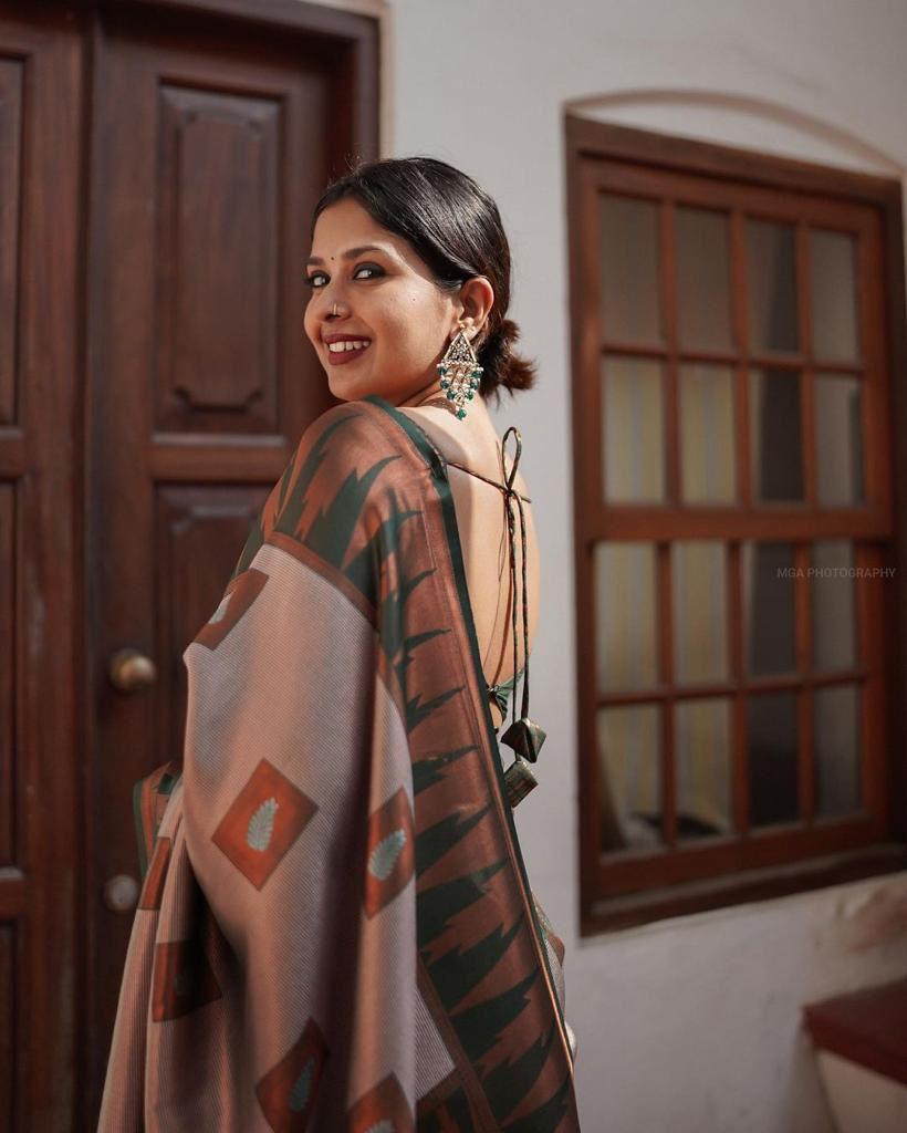 KP CREATION Elegant Geometric Silk Saree Collection