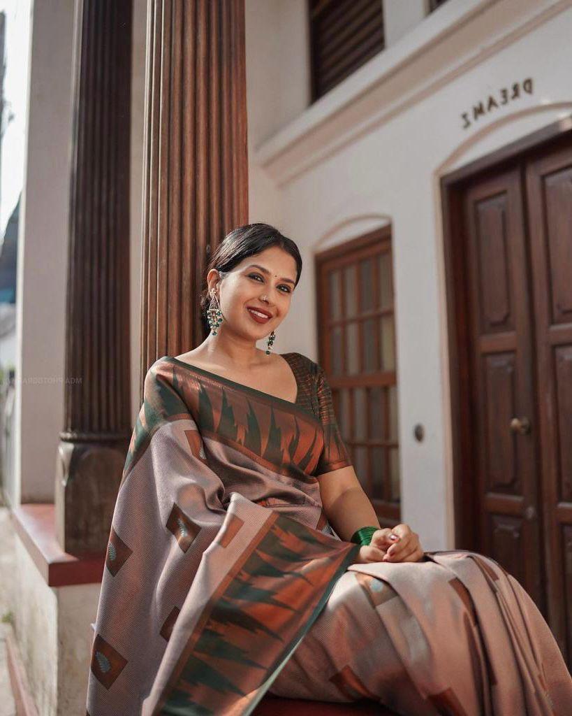 KP CREATION Elegant Geometric Silk Saree Collection