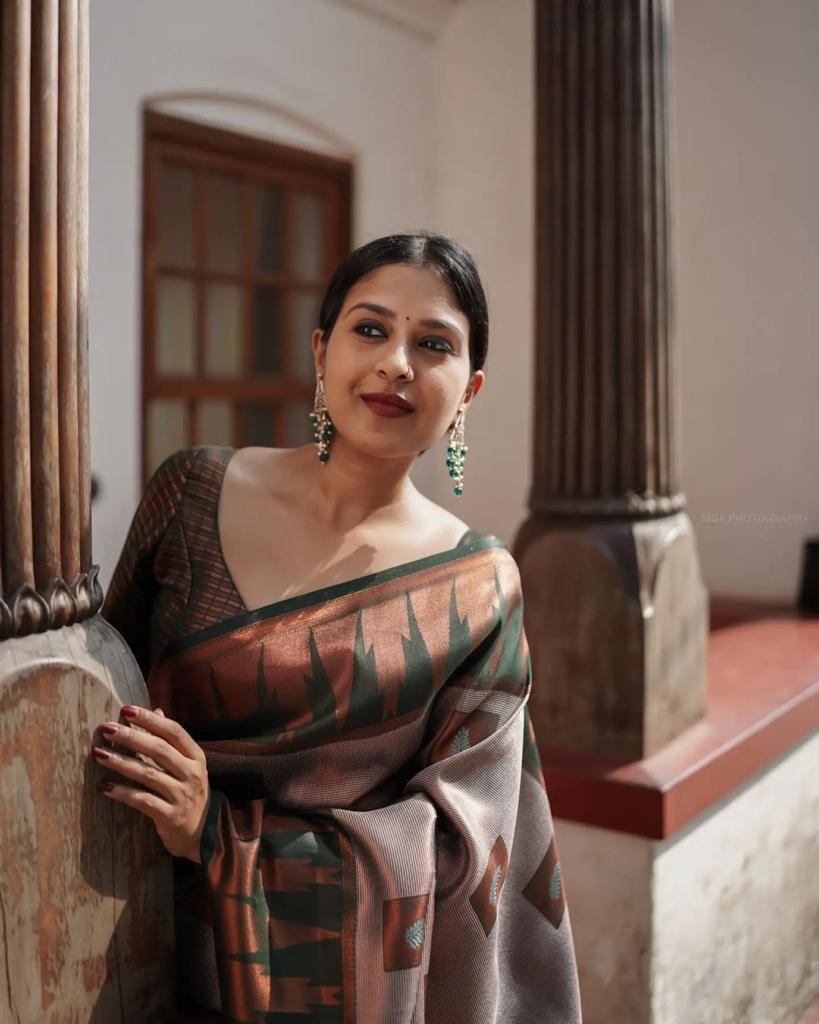 KP CREATION Elegant Geometric Silk Saree Collection