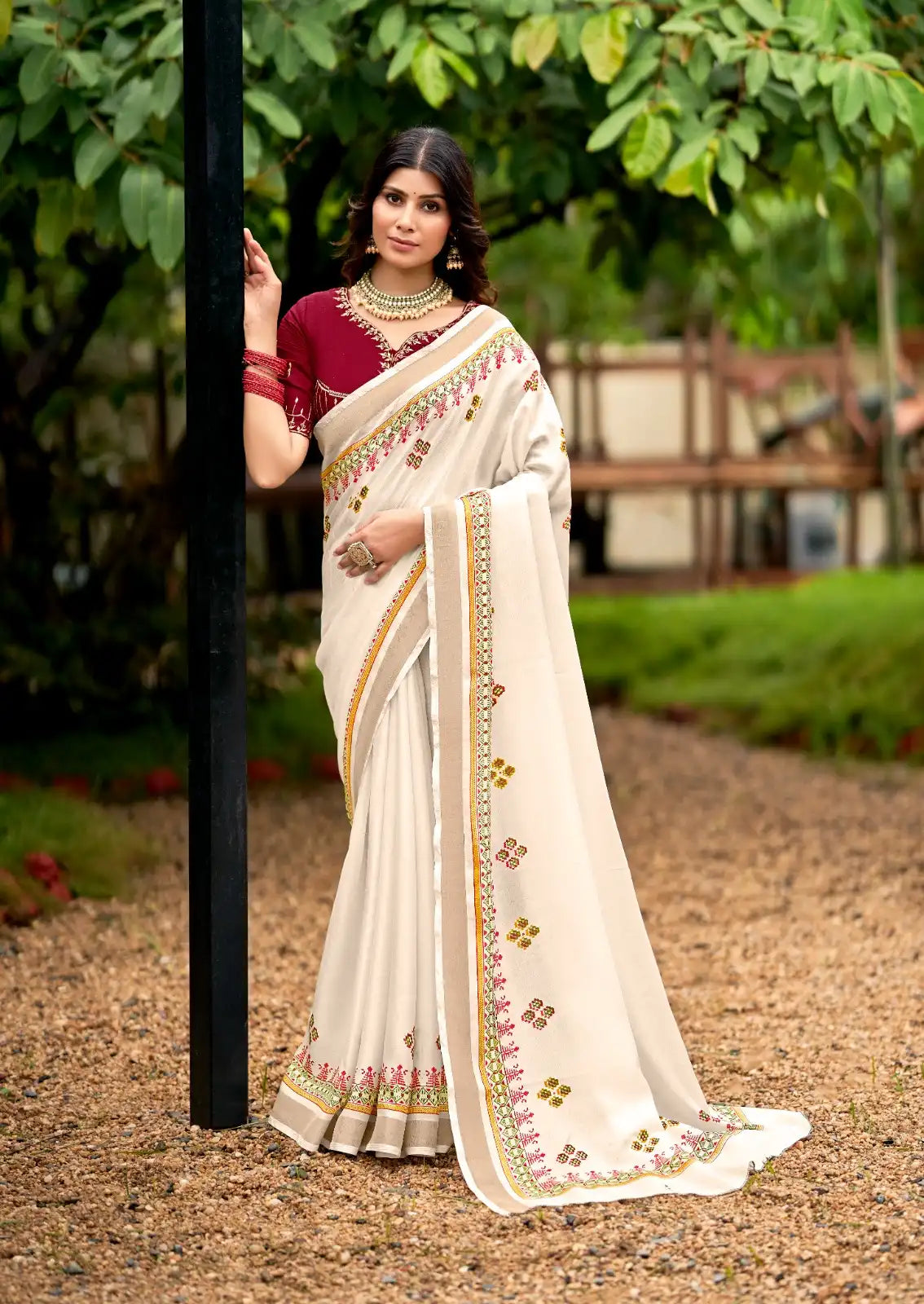 SR Saree Features A Refined Tussar silk border that adds a subtle texture and richness to the fabric