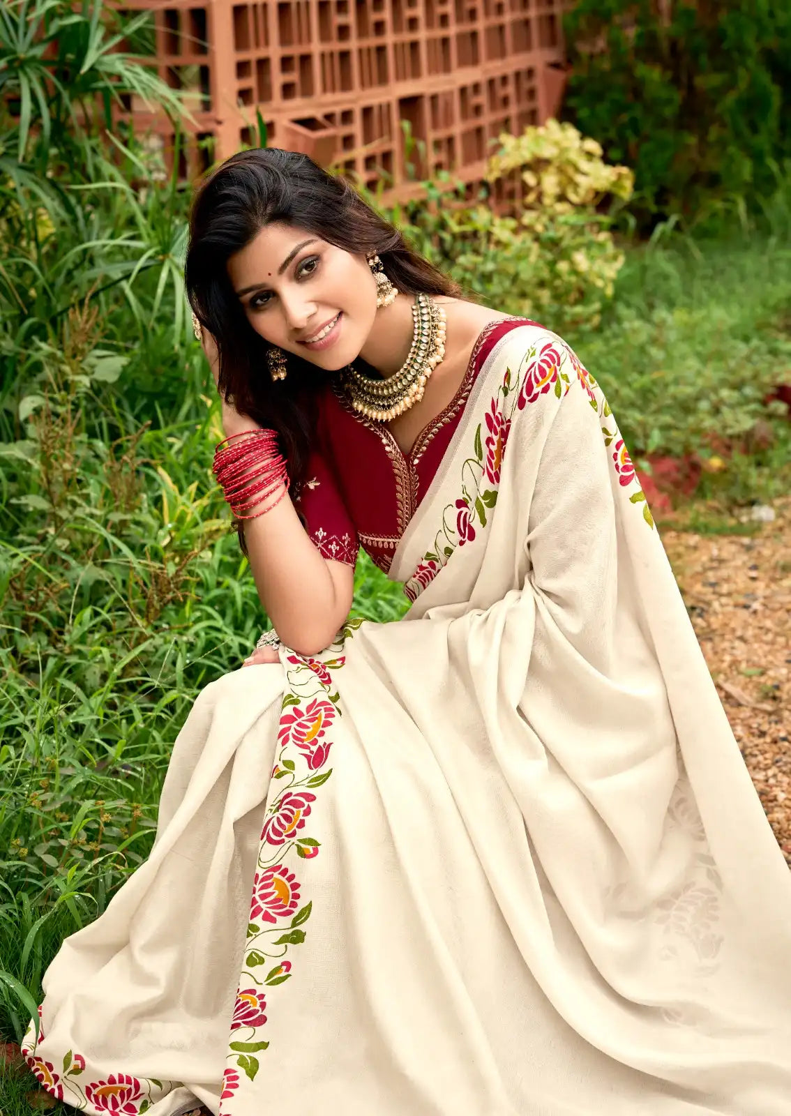 SR Saree Features A Refined Tussar silk border that adds a subtle texture and richness to the fabric